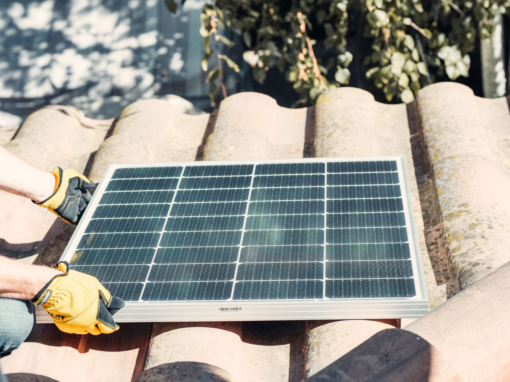 Installateur panneaux solaires équipe à Paris